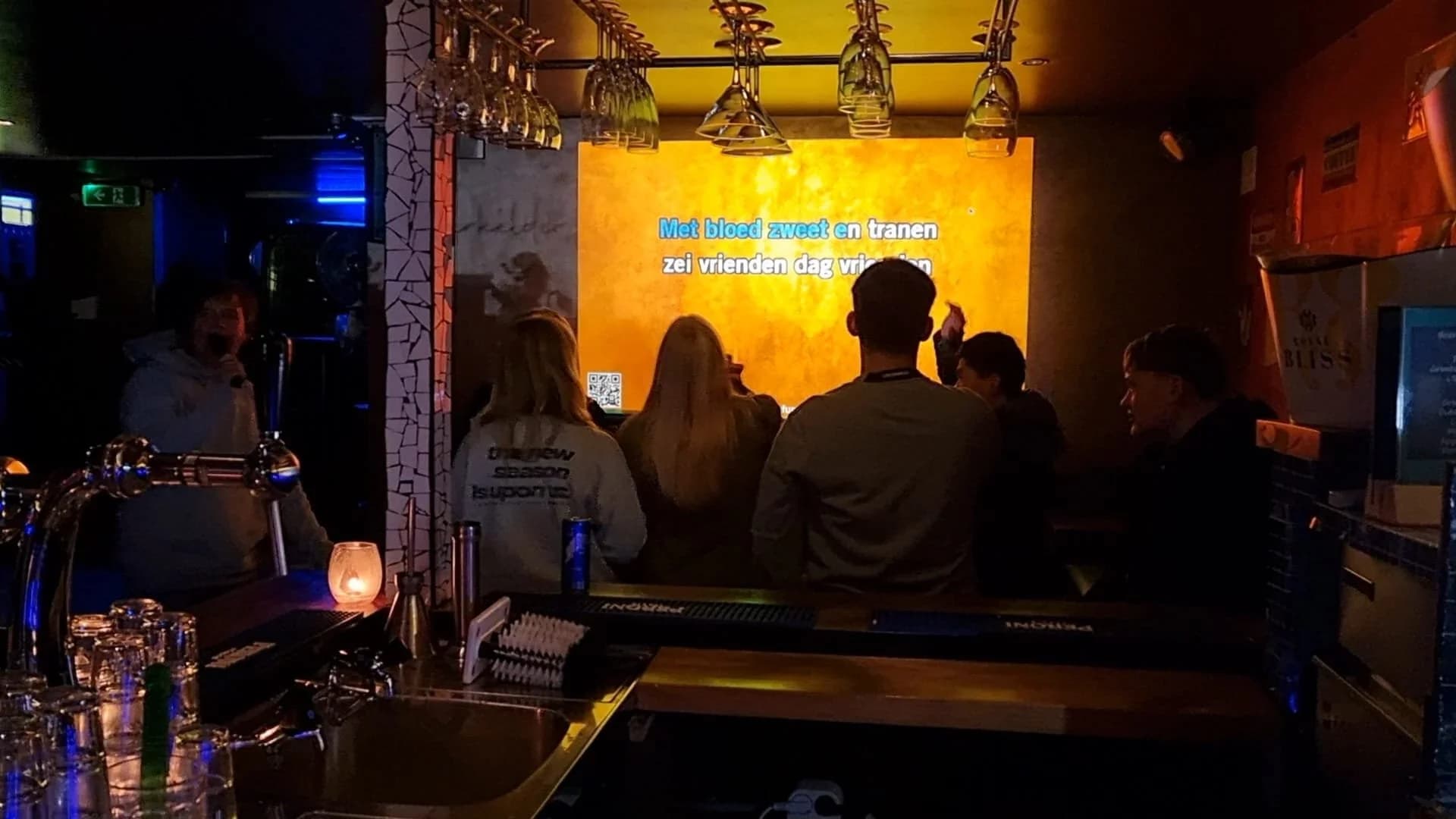 Mensen die samen zingen tijdens een gezellige karaoke avond in De Bierkelder Alkmaar