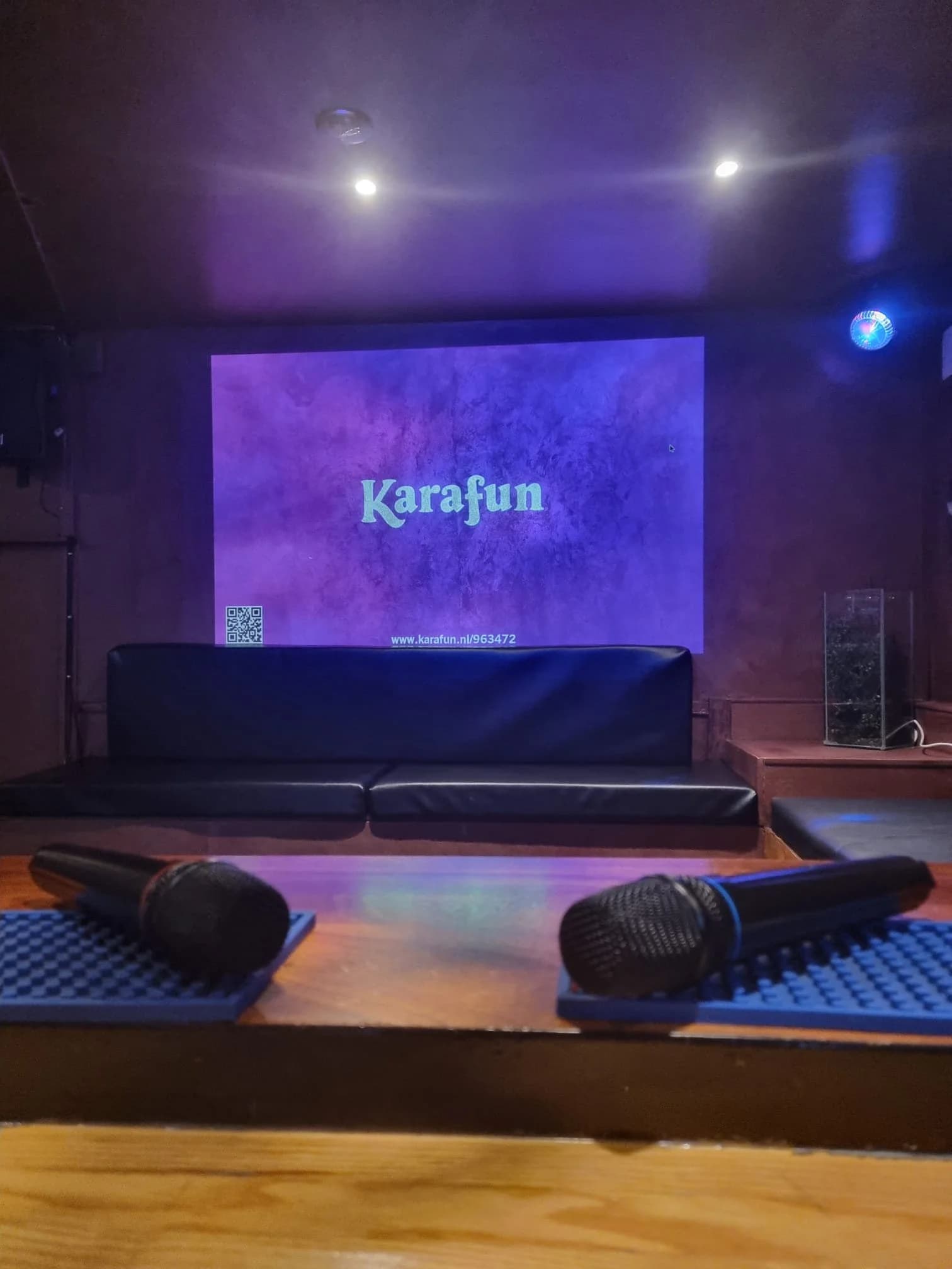 Karaoke set-up in De Bierkelder Alkmaar met microfoons en Karafun scherm