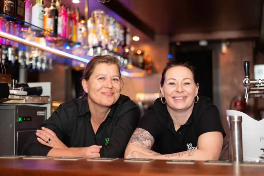 Jeanette en Geraldine van De Bierkelder Alkmaar achter de bar